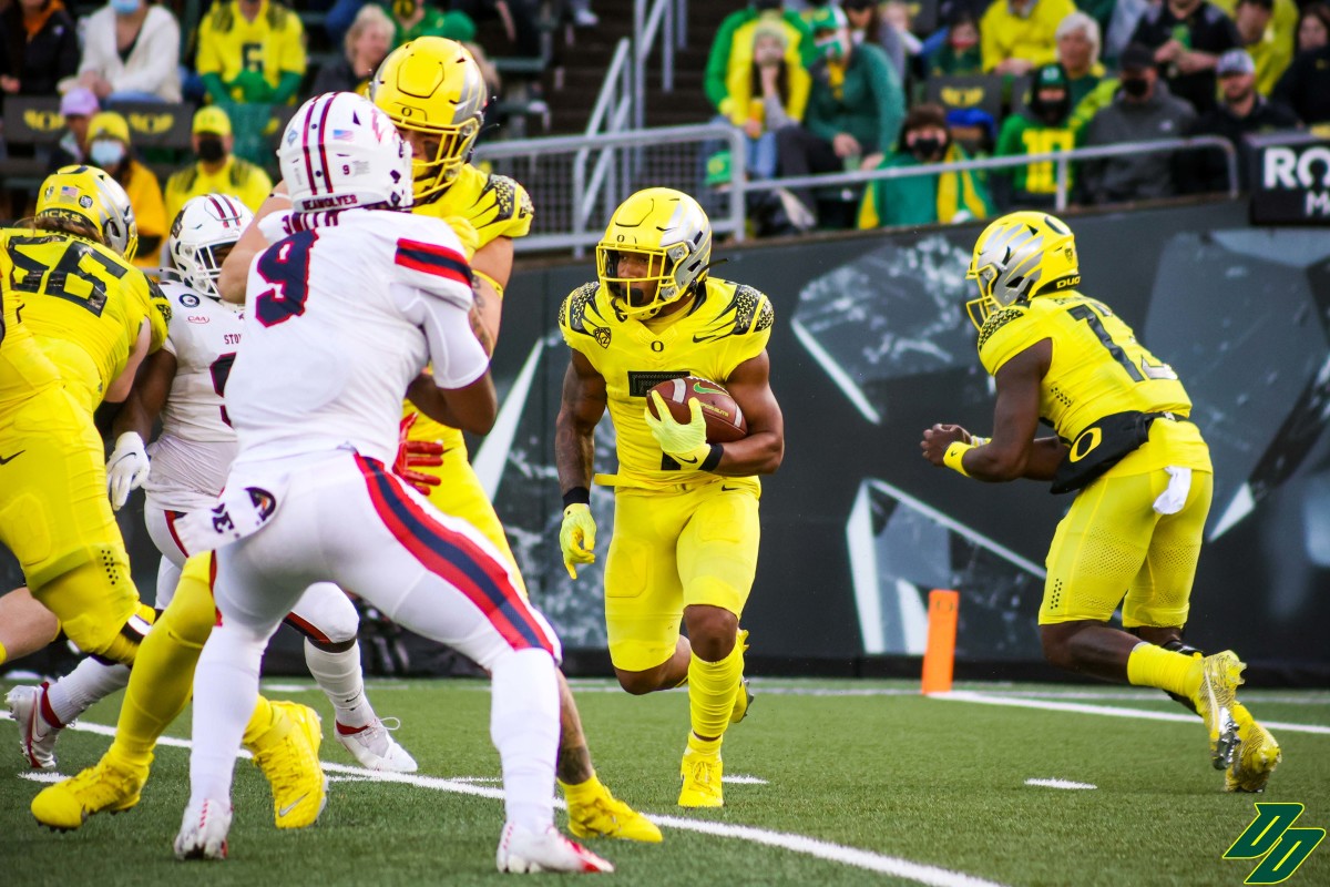Oregon running back CJ Verdell (7) carries the ball against Stony Brook.